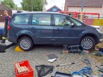 Kočka vlezla do motoru, strom ohrožoval dopravu, chytla skládka odpadu