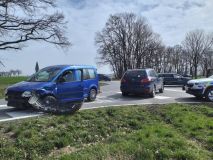 Devatenáct událostí zaměstnalo hasiče na Bílou sobotu. Vyjížděli k požárům, dopravním nehodám, odstraňovali stromy a vyprostili kocoura z odpadní roury