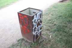 Vandalové v Tyršových sadech posprejovali, co mohli. Objevil se i hákový kříž. Policie hledá svědky