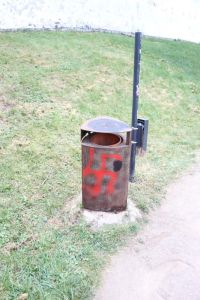 Vandalové v Tyršových sadech posprejovali, co mohli. Objevil se i hákový kříž. Policie hledá svědky