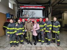 Rok od nehody přijel poděkovat hasičům za záchranu svého života. Každému z nich daroval hodinky