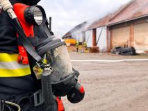 Foto: Při požáru areálu v Dolni Rovni utrpěla jedna osoba zranění a škoda se vyšplhala do  2,5 milionu korun