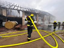 Foto: Při požáru areálu v Dolni Rovni utrpěla jedna osoba zranění a škoda se vyšplhala do  2,5 milionu korun