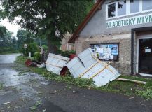 OBRAZEM: Silné bouřky trhaly střechy v Pardubickém kraji