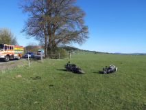 Pro motorkáře v bezvědomí musel vrtulník. Motorka se po nehodě rozpadla