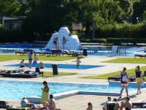 Koupaliště ve Svitavách zahájí letní sezónu. Přichází s novinkou pro děti, zavírá hřiště na beachvolejbal