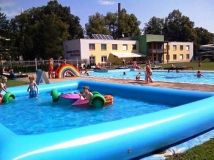 Koupaliště ve Svitavách zahájí letní sezónu. Přichází s novinkou pro děti, zavírá hřiště na beachvolejbal