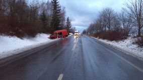 Těmto řidičům den nezačal nejlépe. Silnice je po ránu na mnohých místech jak zrcadlo. Jedna nehoda střídá druhou, k nehodám vyjíždí i záchranáři