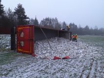 Těmto řidičům den nezačal nejlépe. Silnice je po ránu na mnohých místech jak zrcadlo. Jedna nehoda střídá druhou, k nehodám vyjíždí i záchranáři