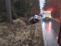 Těmto řidičům den nezačal nejlépe. Silnice je po ránu na mnohých místech jak zrcadlo. Jedna nehoda střídá druhou, k nehodám vyjíždí i záchranáři