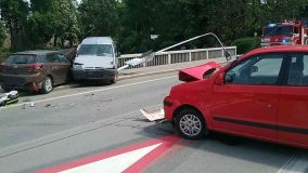 FOTO: Tragická nehoda v Poličce. Náklaďák narazil do tří aut a skončil ve vodě, řidič zemřel