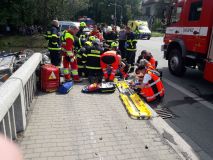 FOTO: Tragická nehoda v Poličce. Náklaďák narazil do tří aut a skončil ve vodě, řidič zemřel