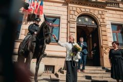 Prezident republiky Petr Pavel s manželkou navštívili pardubickou radnici. U vstupu do radnice ho vítali i starokladrubští vraníci