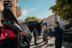 Prezident republiky Petr Pavel s manželkou navštívili pardubickou radnici. U vstupu do radnice ho vítali i starokladrubští vraníci