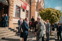 Prezident republiky Petr Pavel s manželkou navštívili pardubickou radnici. U vstupu do radnice ho vítali i starokladrubští vraníci