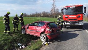 Obrazem: Auto nedojelo do cíle, řidič ho zmuchlal na silnici u obce Vanice