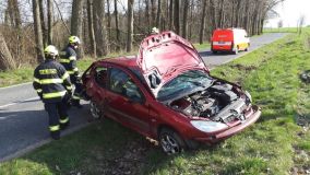 Obrazem: Auto nedojelo do cíle, řidič ho zmuchlal na silnici u obce Vanice