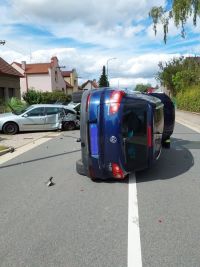 V Horní Jelení skončilo po srážce jedno auto v plotě a druhé na boku. Dva vozy se střetly i v Třemošné