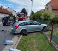 V Horní Jelení skončilo po srážce jedno auto v plotě a druhé na boku. Dva vozy se střetly i v Třemošné