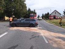 V Horní Jelení skončilo po srážce jedno auto v plotě a druhé na boku. Dva vozy se střetly i v Třemošné
