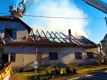 Rodinný dům v obci Krouna přišel po požáru o střechu