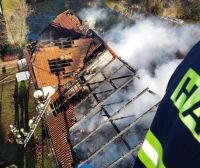 Rodinný dům v obci Krouna přišel po požáru o střechu