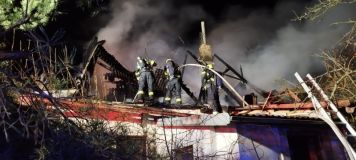 Dům plný nepořádku a obrostlý zelení postihl požár. Hasiči si museli cestu prosekat motorovou pilou