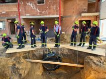 Při vyprošťování zavalených osob ve výkopu musí hasiči pracovat rychle a bezpečně