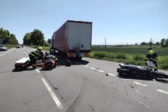 Po střetu s nákladním autem skončil motocyklista v nemocnici. Nehoda uzavřela silnici u Opatovce