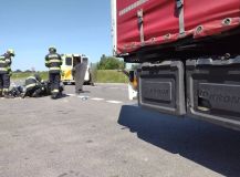 Po střetu s nákladním autem skončil motocyklista v nemocnici. Nehoda uzavřela silnici u Opatovce