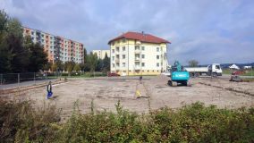 Obrazem: V Ústí nad Orlicí se na Štěpnici buduje nové parkoviště, nabídne přes 50 parkovacích míst a bude osvětlené