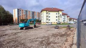 Obrazem: V Ústí nad Orlicí se na Štěpnici buduje nové parkoviště, nabídne přes 50 parkovacích míst a bude osvětlené