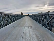 Foto: V Řečenech nad Labem se už dá jezdit po mostním provizoriu. Slouží i pěším
