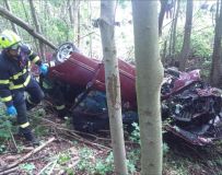 Auto skončilo v Damníkově v lesním porostu a na střeše, došlo přitom ke zranění jedné osoby