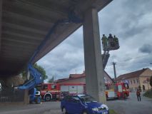 Dělníci uvízli ve výšce pod mostem na plošině, která se zasekla o pilíř