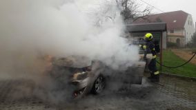 Plameny pohltily auto během chvíle