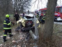 Krásný veterán se po nárazu do sloupu pořádně zmuchlal, vezl 2 dospělé a 2 děti, všichni se zranili, dítě bylo vrtulníkem transportováno do nemocnice