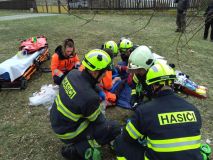 Krásný veterán se po nárazu do sloupu pořádně zmuchlal, vezl 2 dospělé a 2 děti, všichni se zranili, dítě bylo vrtulníkem transportováno do nemocnice