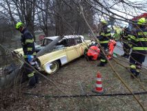 Krásný veterán se po nárazu do sloupu pořádně zmuchlal, vezl 2 dospělé a 2 děti, všichni se zranili, dítě bylo vrtulníkem transportováno do nemocnice