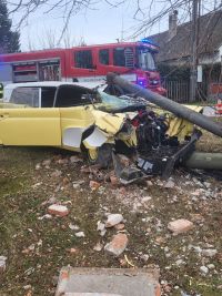 Krásný veterán se po nárazu do sloupu pořádně zmuchlal, vezl 2 dospělé a 2 děti, všichni se zranili, dítě bylo vrtulníkem transportováno do nemocnice