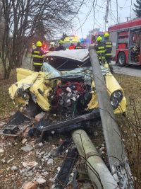 Krásný veterán se po nárazu do sloupu pořádně zmuchlal, vezl 2 dospělé a 2 děti, všichni se zranili, dítě bylo vrtulníkem transportováno do nemocnice