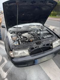Auto s poruchou řidiči lhostejně objížděli, až Jiří Chmelík se díval pozorně. Ihned zastavil a zachraňoval