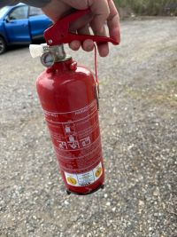 Auto s poruchou řidiči lhostejně objížděli, až Jiří Chmelík se díval pozorně. Ihned zastavil a zachraňoval
