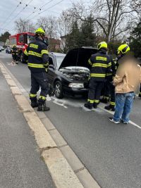 Auto s poruchou řidiči lhostejně objížděli, až Jiří Chmelík se díval pozorně. Ihned zastavil a zachraňoval