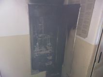 Evakuace, intervence psychologa i sanitky. Dramatické chvíle obyvatelů domu, kde se v noci  vzňala elektroinstalace