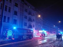 Evakuace, intervence psychologa i sanitky. Dramatické chvíle obyvatelů domu, kde se v noci  vzňala elektroinstalace