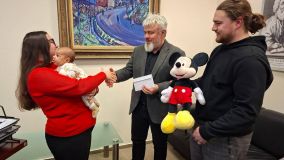 Kristýnka a Sebastian. První občánci letošního roku obdrželi od krajského náměstka dárky a finanční podporu