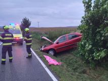 Auto u Lanškrouna vylétlo ze silnice a zabořilo se přední kapotou do příkopu