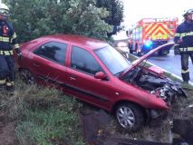 Auto u Lanškrouna vylétlo ze silnice a zabořilo se přední kapotou do příkopu
