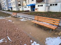 Nejen nový zelený park, v Polabinách před sezónou opravili i lavičky